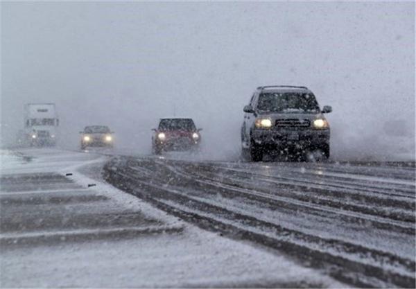 برف و باران جاده های پنج استان را مسدود کرد