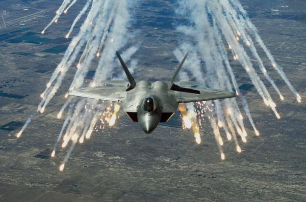 باز شدن دهلیزهای پیشرفته ترین جنگنده آمریکا در آسمان